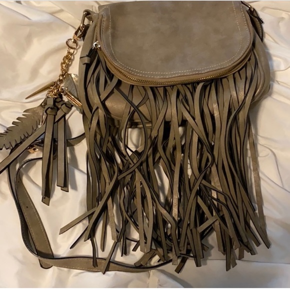 Aldo crossbody/shoulder fringe bag! Taupe Crossbody with Fringe and Keychain. - Picture 10 of 10